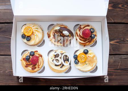Festliche Cupcakes in Pappkarton mit Beeren zum 30. Geburtstag Stockfoto