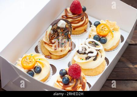 Festliche Cupcakes in Pappkarton mit Beeren zum 30. Geburtstag Stockfoto