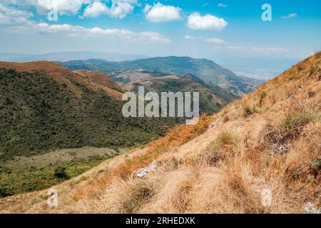 Malerischer Blick auf das Tal gegen den Himmel von Mbeya PAEK in der Mbeya Mountain Range, Tansania Stockfoto