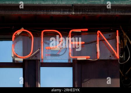 Ein rotes Neon vor einem Irish Pub, das „Open“ sagt. Stockfoto