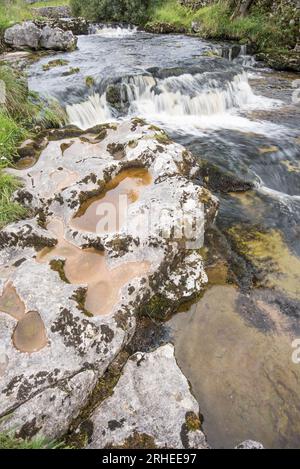 Im August 2023 wurde in Littondale, North Yorkshire, Yorkshire Dales National Park, Stein aus dem Bett des River Skirfare (in der Nähe eines Mini-Wasserfalls) herausgespült. Stockfoto