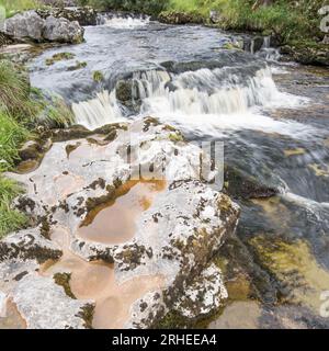 Im August 2023 wurde in Littondale, North Yorkshire, Yorkshire Dales National Park, Stein aus dem Bett des River Skirfare (in der Nähe eines Mini-Wasserfalls) herausgespült. Stockfoto