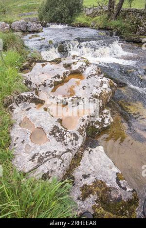 Im August 2023 wurde in Littondale, North Yorkshire, Yorkshire Dales National Park, Stein aus dem Bett des River Skirfare (in der Nähe eines Mini-Wasserfalls) herausgespült. Stockfoto