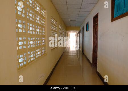 Malerischer Blick auf einen leeren Hotelflur mit Türen und Fenstern in Mbeya, Tansania Stockfoto
