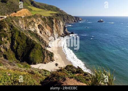 Die Bixby Bridge an der Meeresküste von Big Sur, Kalifornien, bietet eine malerische Kulisse für Roadtrips Stockfoto