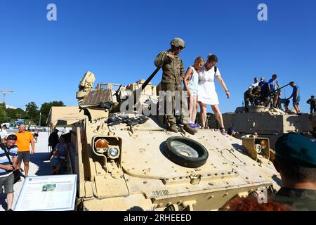 Warschau, Polen. 15. Aug. 2023. Militärparade am Festtag der polnischen Armee. Jüngste Militärmaschinen, Panzer und Kampfflugzeuge sind enttarnt. Der polnische Präsident Duda leitet die Zeremonie. (Foto: Jakob Ratz/Pacific Press) Kredit: Pacific Press Media Production Corp./Alamy Live News Stockfoto