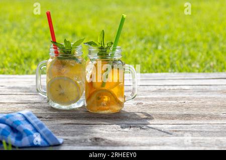 Erfrischende hausgemachte Limonade auf einem Gartentisch im Freien. Kalter Sommerdrink Stockfoto