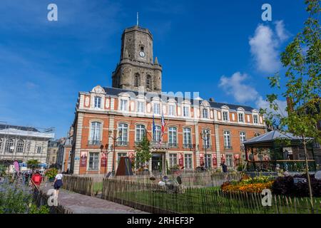 Boulogne-sur-Mer, FR - 11. September 2022: Historisches Rathaus und Glockenturm Stockfoto