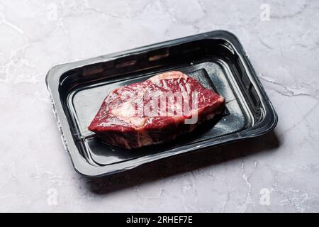 Frisches Rinderribeye-Steak, versiegelt in einer Vakuumverpackung, wobei Qualität und Frische erhalten bleiben Stockfoto