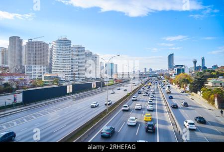 Drohnenaufnahme einer Autobahn in Istanbul am Morgen. Drohnenaufnahme von vorbeifahrenden Autos auf einer Autobahn. Drohnenaufnahme einer halb befahrenen Straße. Stockfoto