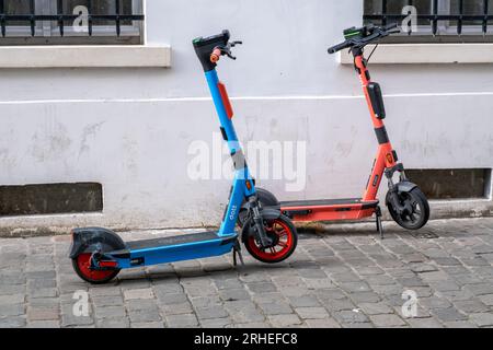 Brüssel, Belgien - 10. September 2022: Zwei E-Scooter stehen auf dem Bürgersteig Stockfoto