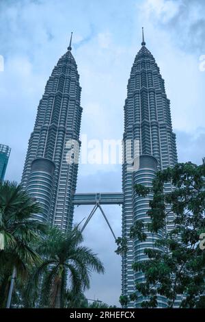 Die Petronas Towers, auch bekannt als das Kuala Lumpur City Centre (KLCC), stehen in Malaysia als legendäre Twin-Wolkenkratzer hoch. Stockfoto