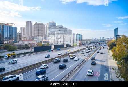 Drohnenaufnahme einer Autobahn in Istanbul am Morgen. Drohnenaufnahme von vorbeifahrenden Autos auf einer Autobahn. Drohnenaufnahme einer halb befahrenen Straße. Stockfoto