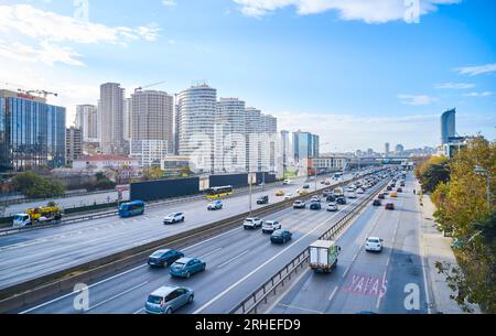 Drohnenaufnahme einer Autobahn in Istanbul am Morgen. Drohnenaufnahme von vorbeifahrenden Autos auf einer Autobahn. Drohnenaufnahme einer halb befahrenen Straße. Stockfoto