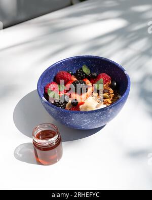 Obstschale mit Honig, Erdbeeren und Brombeeren mit Haferflocken und Schnee, mexiko lateinamerika Stockfoto
