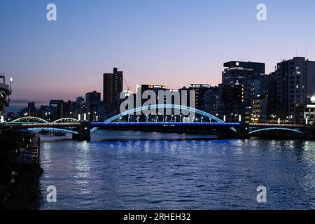 Blick auf den Sumida River, Asakusa, Tokio, Japan bei Nacht, mit beleuchteten Brücken. Stockfoto