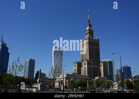 Warschau, Mazovia, Polen. 15. Aug. 2023. Kulturpalast an heißen Sommertagen. (Kreditbild: © Madeleine Lenz/Pacific Press via ZUMA Press Wire) NUR REDAKTIONELLE VERWENDUNG! Nicht für den kommerziellen GEBRAUCH! Stockfoto