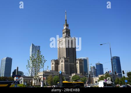 Warschau, Mazovia, Polen. 15. Aug. 2023. Kulturpalast an heißen Sommertagen. (Kreditbild: © Madeleine Lenz/Pacific Press via ZUMA Press Wire) NUR REDAKTIONELLE VERWENDUNG! Nicht für den kommerziellen GEBRAUCH! Stockfoto