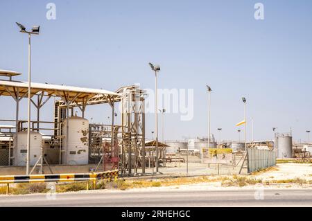 Wasseraufbereitungsanlage, Ölfeld in Bahrain. Die Öl- und Wasseraufbereitungsanlage wurde 2012 von Tatweer Petroleum hergestellt Stockfoto