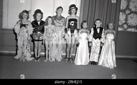 1950er, historisch, eine Gruppe kleiner Kinder in ihren Auftritts- oder Bühnenkostümen, stehen in einer Schlange für ihr Foto, Columbus, USA. Stockfoto