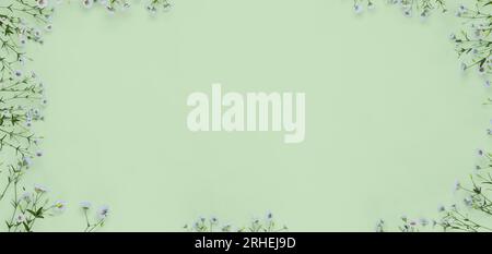 Es gibt Blumen um den quadratischen Rahmen mit Platz in der Mitte für Text und Element, 3D-Illustrations-Rendering Stockfoto