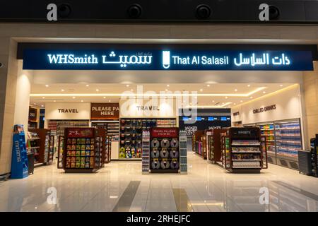 WH Smith WHSmith und das Al Salasil Geschäfte in Bahrain Flughafen Stockfoto