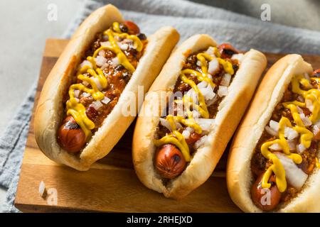 Hausgemachter Coney Island Hot Dog mit Chili und Senf Stockfoto