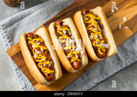 Hausgemachter Coney Island Hot Dog mit Chili und Senf Stockfoto