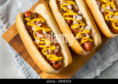 Hausgemachter Coney Island Hot Dog mit Chili und Senf Stockfoto