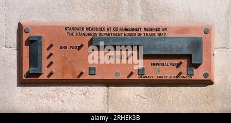 Standards of Imperial Linear Measures on Wall of City Chambers in George Square, Glasgow, Schottland, UK Stockfoto