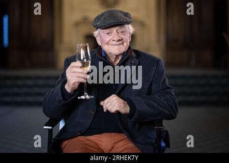 David Jason fotografierte am 7. November 2022 in den Pinewood Studios in England. Der Schauspieler wurde mit einer Straße gefeiert, die zu seinen Ehren benannt wurde. Stockfoto