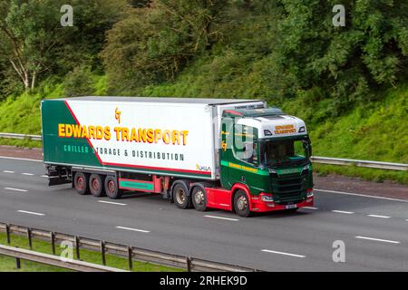 C W Edwards Transport Ltd. Fährt mit Höchstgeschwindigkeit auf der Autobahn M6 in Greater Manchester, Großbritannien Stockfoto