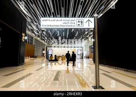 Bahrain Airport - Check-in-Schild der First- und Business-Klasse Stockfoto