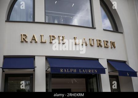 Berlin, Deutschland. 16. Aug. 2023. StoreFront des Ralph Lauren Stores in Berlin, Deutschland, am 16. August 2023. Ralph Lauren's Threads verheddert in Anschuldigungen über Zwangsarbeit: Kanadische Ermittler enträtseln Behauptungen, dass die Lieferkette der Marke mit Fäden von Zwangsarbeit der Uiguren in Chinas Xinjiang verwoben sein könnte. (Kreditbild: © Michael Kuenne/PRESSCOV via ZUMA Press Wire) NUR REDAKTIONELLE VERWENDUNG! Nicht für den kommerziellen GEBRAUCH! Stockfoto