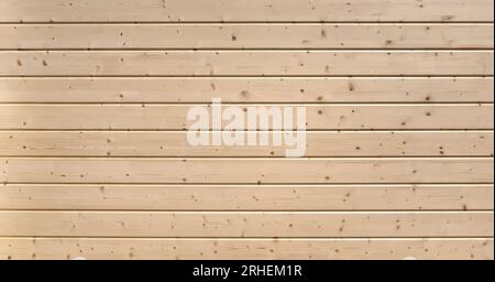 Hellbraune neue Holzwand aus horizontalen Nut- und Federbrettern Stockfoto