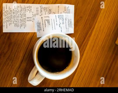 Kaffeetasse im McDonalds Bahrain Airport Cafe, eine Quittung neben der Kaffeetasse, Blick von oben auf den Tisch Stockfoto