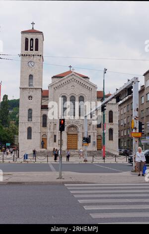 St. Joseph's Church, römisch-katholische Kirche in Sarajevo. Fußgängerüberquerung vorne. Bosnien und Herzegowina, 16. August 2023. Stockfoto