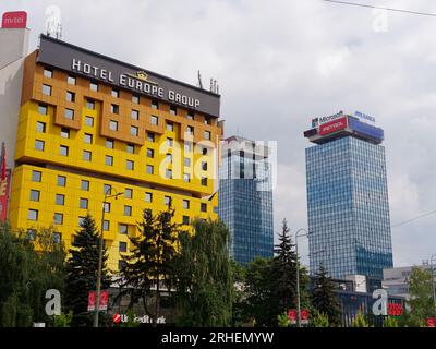 Hotel Holiday Ex Holiday Inn. Gebaut für die Olympischen Winterspiele 1984 und von Reportern während des Bosnienkrieges verwendet. Sarajevo, Bosnien und Herzegowina, 16. August 2023. Stockfoto