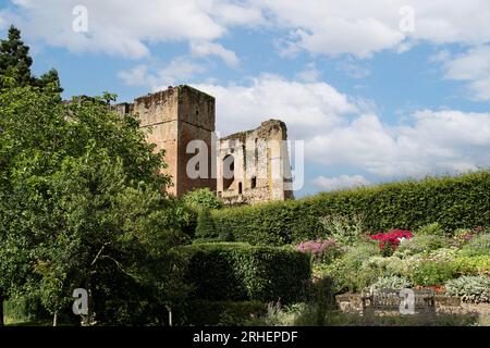 Kenilworth England Juli 29 2023 Kenilworth Castle elisabethanische Gärten vollständig restauriert an einem sonnigen Tag mit blauem Himmel Stockfoto