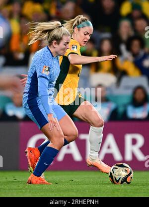 Sydney, Australien. 16. Aug. 2023. Lauren May Hemp (L) der englischen Frauenfußballmannschaft und Ellie Madison Carpenter (R) der australischen Frauenfußballmannschaft werden beim FIFA Women's World Cup 2023 zwischen Australien und England im Stadium Australia in Sydney gesehen. Endstand England 3:1 Australien Kredit: SOPA Images Limited/Alamy Live News Stockfoto