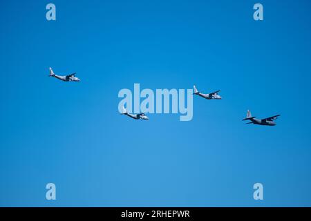 Transportflugzeuge der polnischen Luftwaffe (C-130 Hercules und Casa C-295) Stockfoto