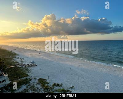 Sonniger Tag am Strand an der Golfküste Floridas Stockfoto