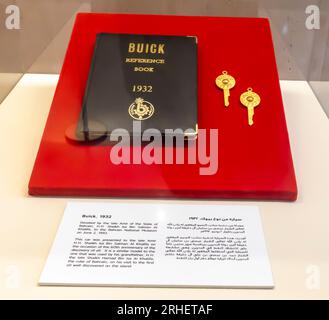 Keys for 1932 Buick präsentierte Amir Shaikh Isa bin Salman Al Khalifa zum 60. Jahrestag der Entdeckung von Öl in Bahrain Stockfoto