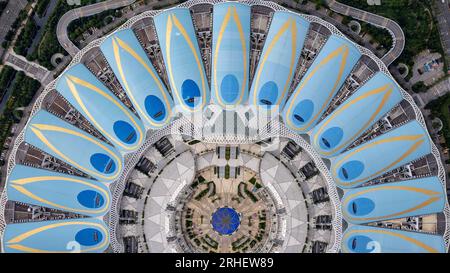 (230816) -- KUNMING, 16. August 2023 (Xinhua) -- Dieses Luftfoto wurde am 7. August 2023 aufgenommen und zeigt einen Blick auf das Kunming Dianchi International Convention and Exhibition Center, Veranstaltungsort der siebten China-Südasien Expo in Kunming, südwestlich Chinas Provinz Yunnan. Die siebte China-Südasien-Expo startete am Mittwoch in Kunming. Mehr als 30.000 Aussteller, Vertreter und Gäste aus 85 Ländern und Regionen sowie internationale Organisationen werden während der fünftägigen expo an Online- und Offline-Aktivitäten teilnehmen. Die expo zum Thema "Solidarität und Koordinierung für den gemeinsamen Teufel" Stockfoto