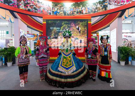 (230816) -- KUNMING, 16. August 2023 (Xinhua) -- Aussteller präsentieren die Stickerei der Yi-Volksgruppe auf der siebten China-Südasien Expo in Kunming, Provinz Yunnan im Südwesten Chinas, 16. August 2023. Die siebte China-Südasien-Expo startete am Mittwoch in Kunming. Mehr als 30.000 Aussteller, Vertreter und Gäste aus 85 Ländern und Regionen sowie internationale Organisationen werden während der fünftägigen expo an Online- und Offline-Aktivitäten teilnehmen. Auf der expo unter dem Motto "Solidarität und Koordinierung für die gemeinsame Entwicklung" wurden 15 Ausstellungshallen eingerichtet, in denen verschiedene Themen behandelt werden Stockfoto