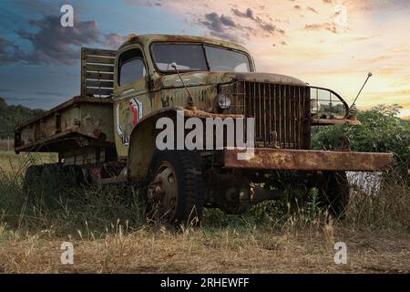 Alter, Rostiger Transporter Mit Geschälter Grüner Farbe Auf Dem Feld Bei Sonnenuntergang Stockfoto