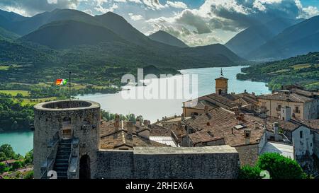 Das monumentale Schloss von Barrea, das sich auf dem höchsten Teil des mittelalterlichen Dorfes Barrea befindet, bietet einen Panoramablick auf den See. Barrea, L'Aquila Stockfoto