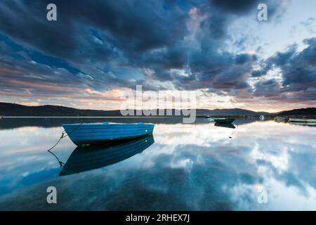 Landcape Landschaftsfotografie von Ruderbooten auf der Lagunenmündung in Knysna Südafrika mit dramatischen Wolken und Reflexionen im Wasser Stockfoto