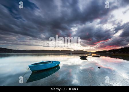 Landcape Landschaftsfotografie von Ruderbooten auf der Lagunenmündung in Knysna Südafrika mit dramatischen Wolken und Reflexionen im Wasser Stockfoto