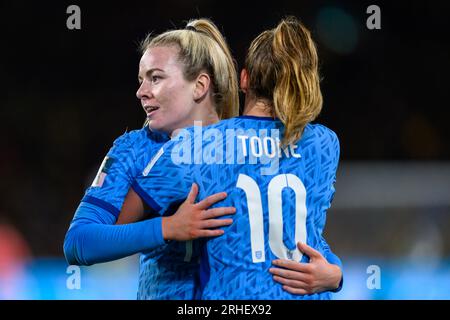 Sydney, Australien. 17. Aug. 2023. Lauren Hemp und Ella Toone aus England feiern das zweite Tor der Teams während des Halbfinalspiels der FIFA Women's World Cup 2023 zwischen Australia Women und England Women am 16. August 2023 im Stadium Australia, Sydney, Australien. Foto von Richard Nicholson. Nur redaktionelle Verwendung, Lizenz für kommerzielle Verwendung erforderlich. Keine Verwendung bei Wetten, Spielen oder Veröffentlichungen von Clubs/Ligen/Spielern. Kredit: UK Sports Pics Ltd/Alamy Live News Stockfoto